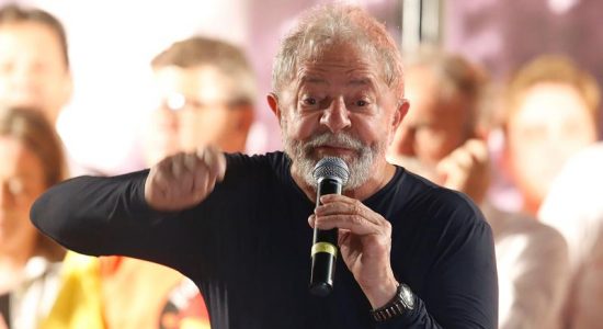 O perfil do Twitter do ex-presidente Lula foi ironizado após reclamar do decreto de posse de armas