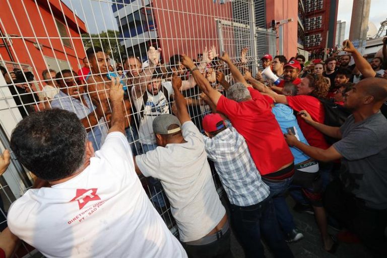 Manifestantes impedem Lula de sair do edifício