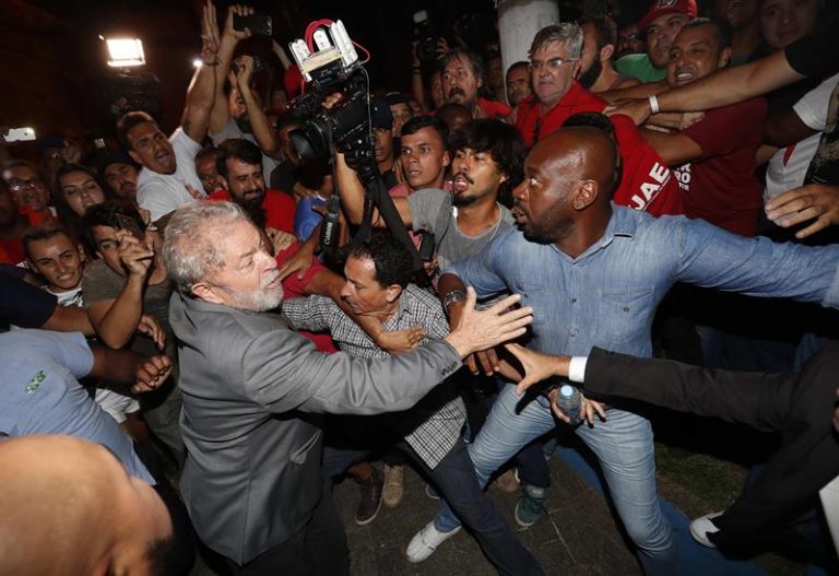 Ex-presidente Lula se entregando à Polícia Federal