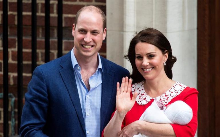 Príncipe William e Kate Middleton deixam maternidade com novo bebê
