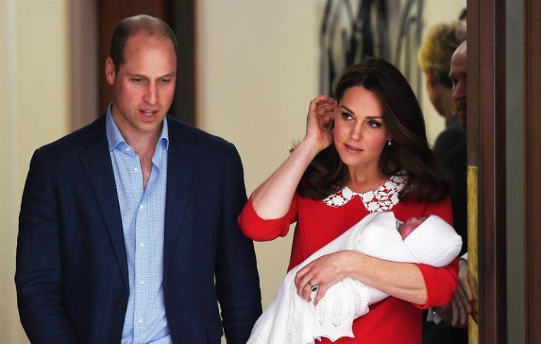 Príncipe William e Kate Middleton deixam maternidade com novo bebê