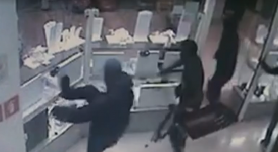 Bandidos tentam quebrar a vitrine da loja