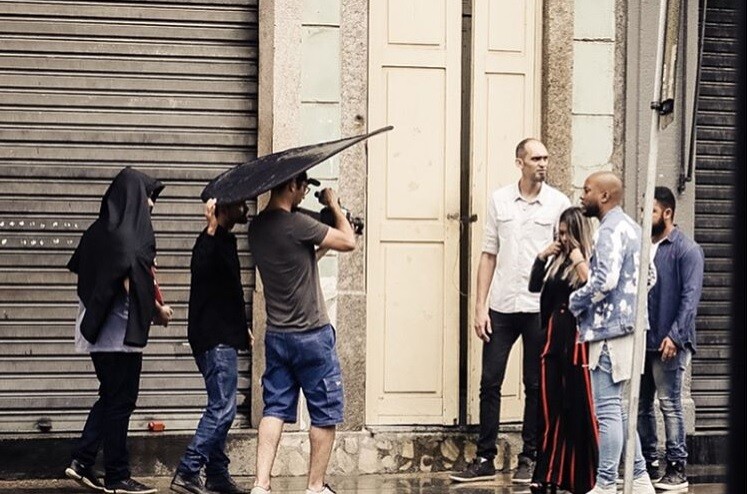 A banda gravou cenas debaixo de chuva, no centro do Rio de Janeiro