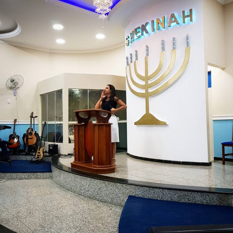 Gabriela em sua igreja, Ministério Shekinah de Xerém