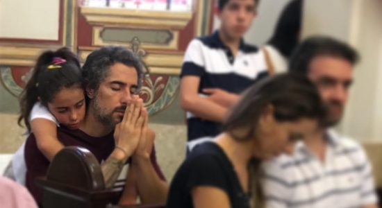 Marcos Mion orando com a filha, Donatella
