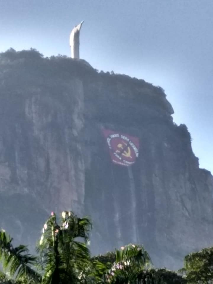 Bandeira anticomunista é colocada no Corcovado