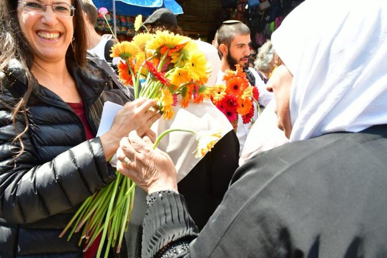 Ativistas da Tag Meir entregam flores a  moradores de Jerusalém