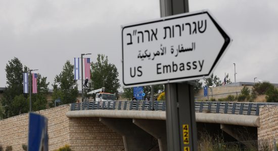 Placas em Jerusalém indicam caminho para embaixada dos EUA em Jerusalém