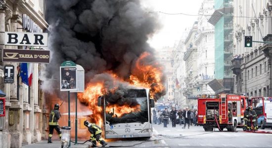 Ônibus explode em Roma