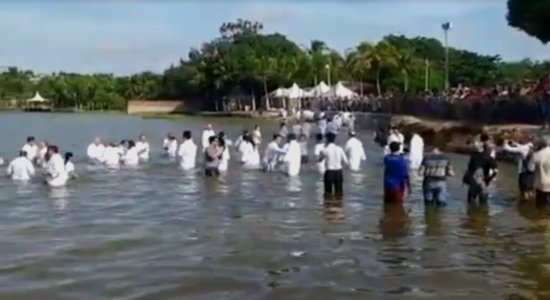 Batismo nas águas em lagoa da Grande Natal