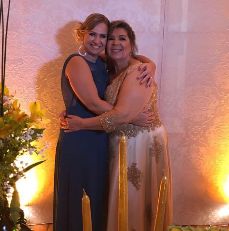 Denise Gonçalves, do Ministério Nova Jerusalém, com a mãe, Lucineia