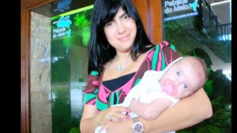 Fernanda saindo da maternidade com a filha Laura