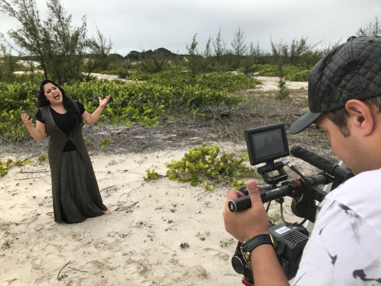 Cassiane grava cenas do clipe de Arma Secreta em Cabo Frio - RJ