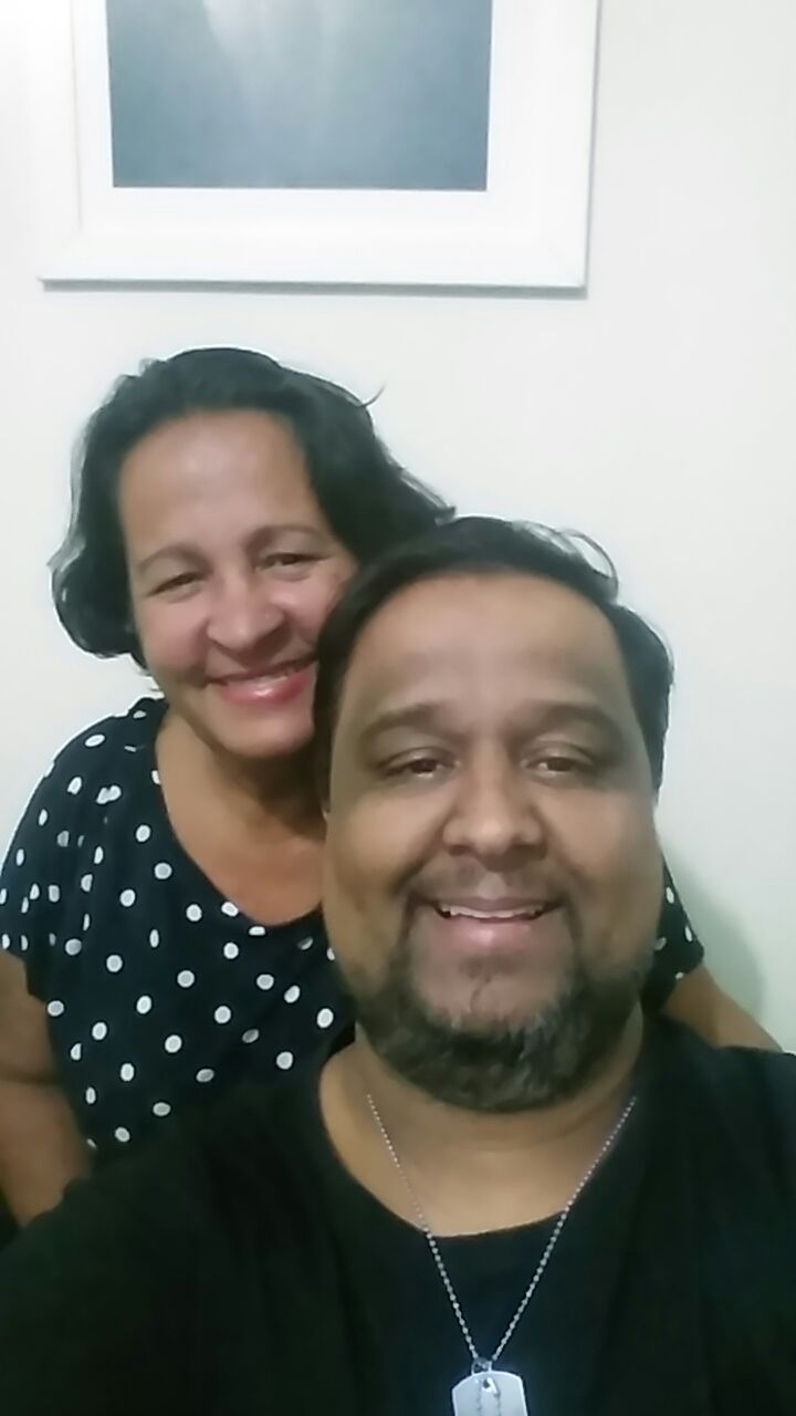 Gilberto Voguel do Viva Adoração com sua mãe Elidiane