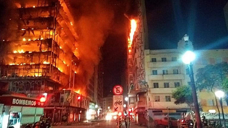 Prédio pega fogo e desaba em São Paulo
