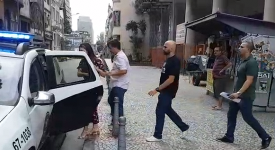 Momento da prisão do casal em bairro da Zona Sul do Rio de Janeiro
