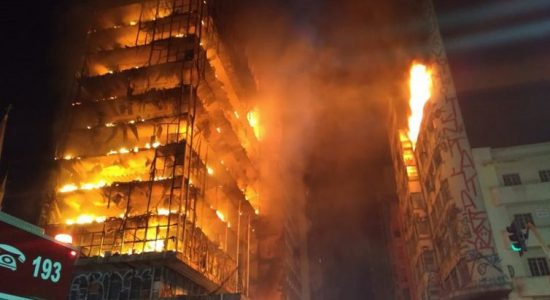 Prédio pega fogo e desaba em São Paulo
