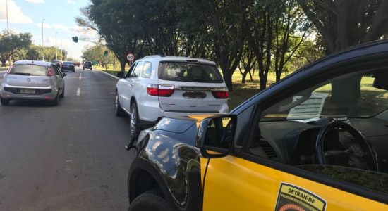 Carro de luxo foi apreendido pelo Detran em Brasília após multas chegarem a R$ 28 mil