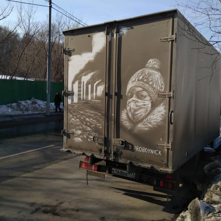 Russo produz arte em automóveis sujos