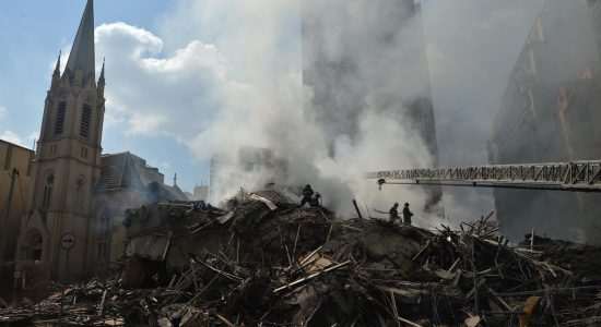 Prédio de 26 andares desabou após incêndio e atingiu igreja evangélica