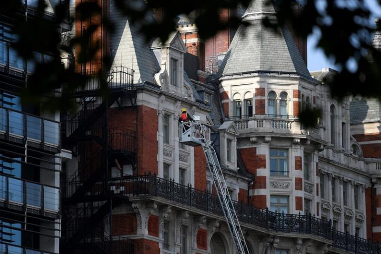 Chamas atingiram hotel de luxo em Londres