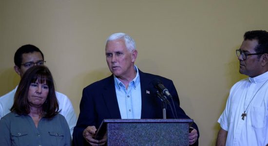 Vice-presidente dos EUA visita abrigo de venezuelanos em Manaus