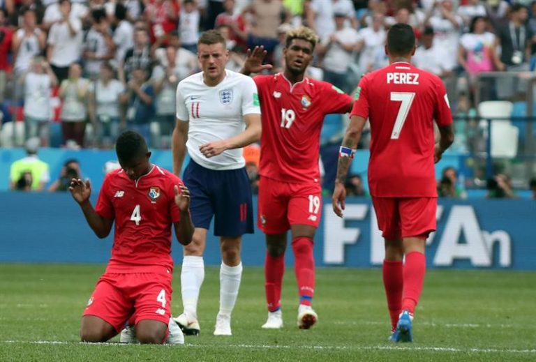 Jogadores do Panamá se ajoelharam para orar depois de jogo