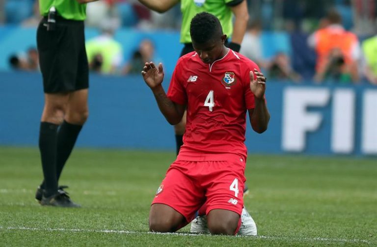 Jogadores do Panamá se ajoelharam para orar depois de jogo