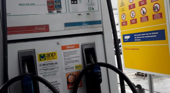 Governo estuda medidas para baratear o diesel