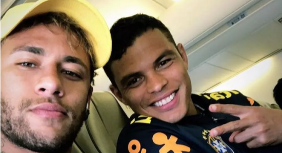 Neymar tira foto com Thiago Silva em viagem para Viena