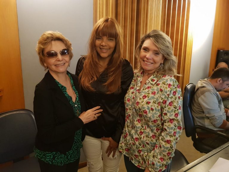 Yvelise de Oliveira e a diretora artística da MK, Marina de Oliveira, em estúdio com Flordelis