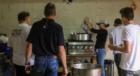 Ministério Mercy Chefs prestando serviço voluntário na Guatemala