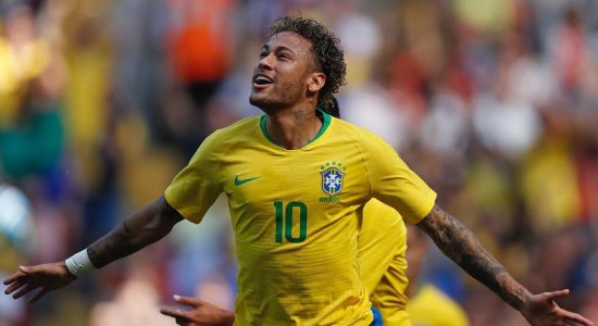 Neymar agradece a Deus após marcar gol