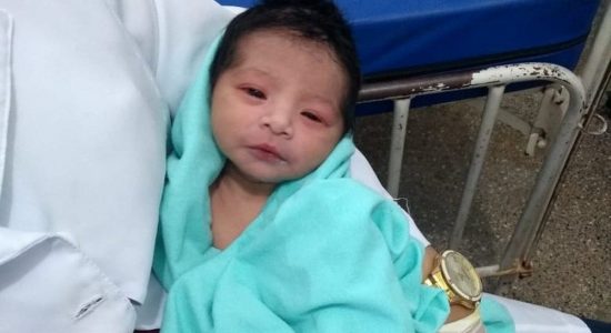 A bebê indígena que foi enterrada viva já respira sem ajuda de aparelhos