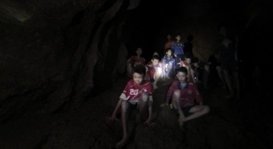 Meninos ficaram presos em caverna durante duas semanas