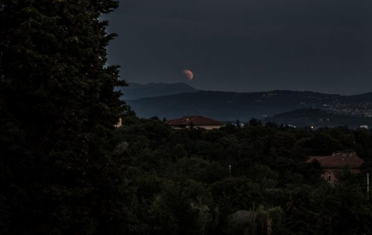 Lua de Sangue vista na Eslovênia
