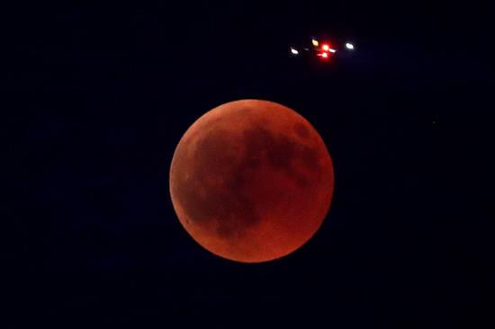 Eclipse lunar fotografado em Madri, na Espanha