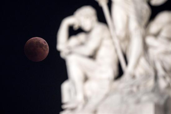Lua vista de Roma, na Itália