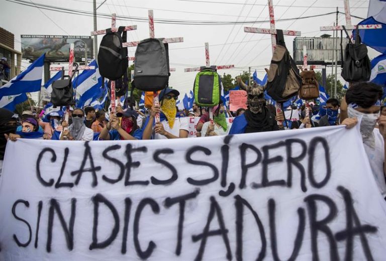 Jovens protestam contra o presidente da Nicarágua