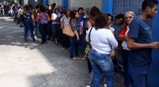 Fila de emprego reúne multidão na Zona Note do Rio de Janeiro