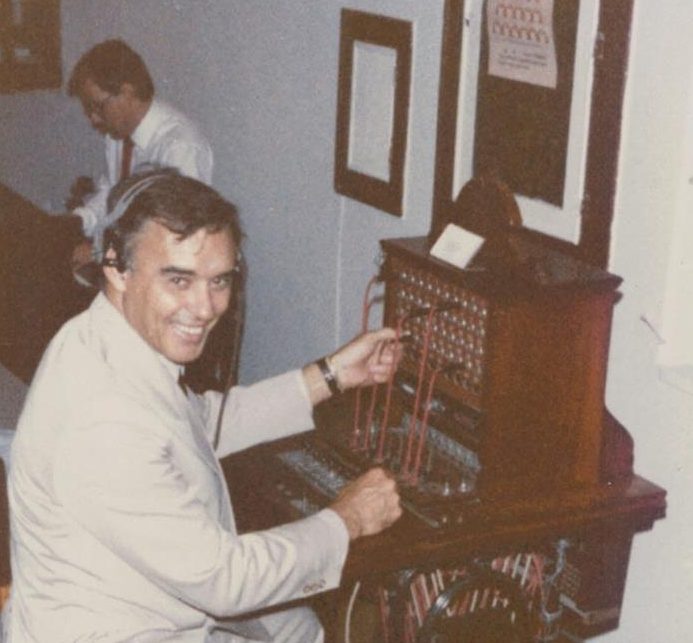 Em 1972, Arolde instalou mais de 20 estações do sistema de radiodifusão na Amazônia