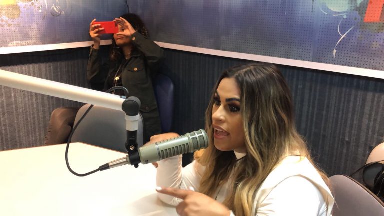 Michelle Nascimento divulgou a música na rágio 93 FM
