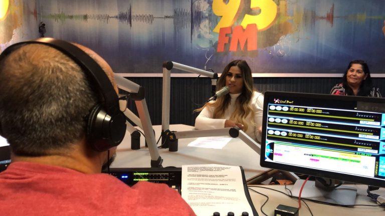 Michelle Nascimento divulgou a música na rágio 93 FM