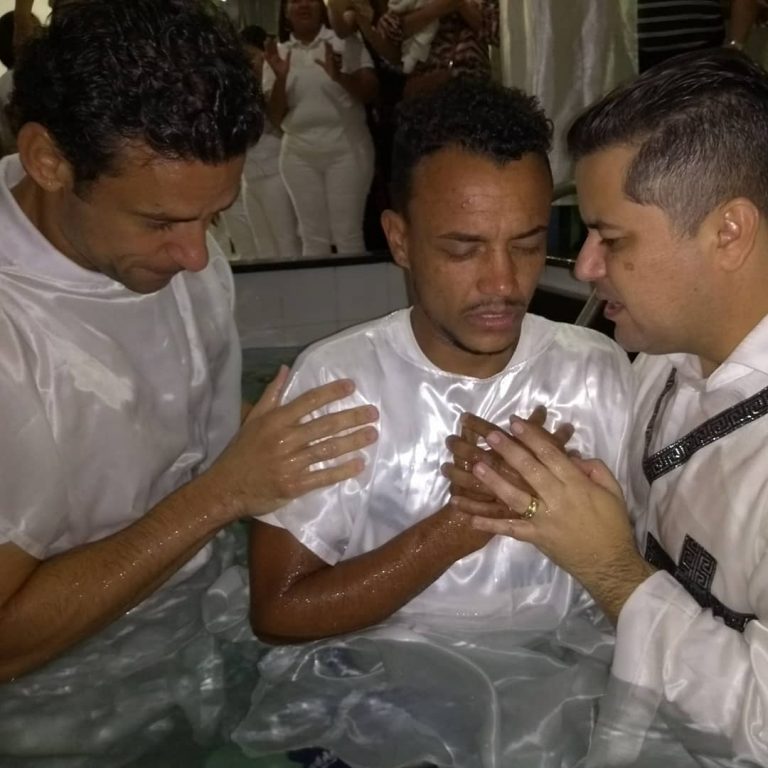 Fred se tornou obreiro e participa de batismos