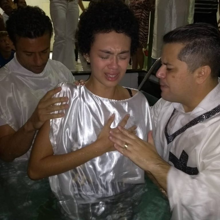 Fred se tornou obreiro e participa de batismos
