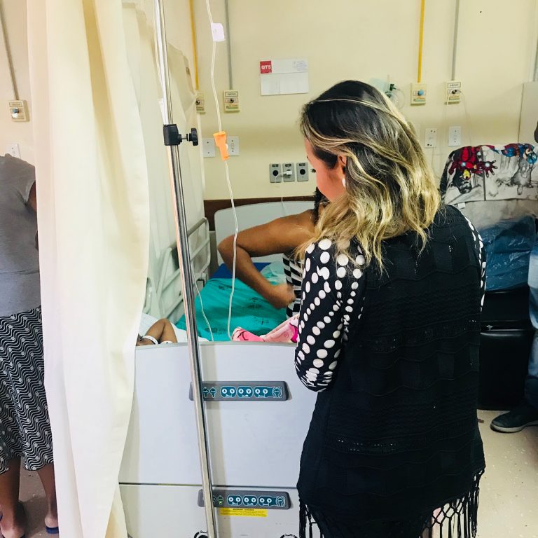 Bruna Karla visita crianças no Hemorio e doa sangue