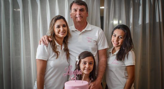Michelle de Paula, Jair Bolsonaro, a enteada Letícia e a filha Laura