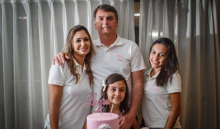 Michelle de Paula, Jair Bolsonaro, a enteada Letícia e a filha Laura