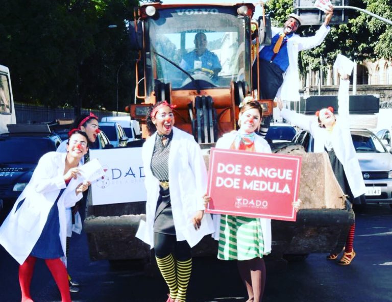 Michelle de Paula Bolsonaro se forma em projeto de palhaçaria hospitalar