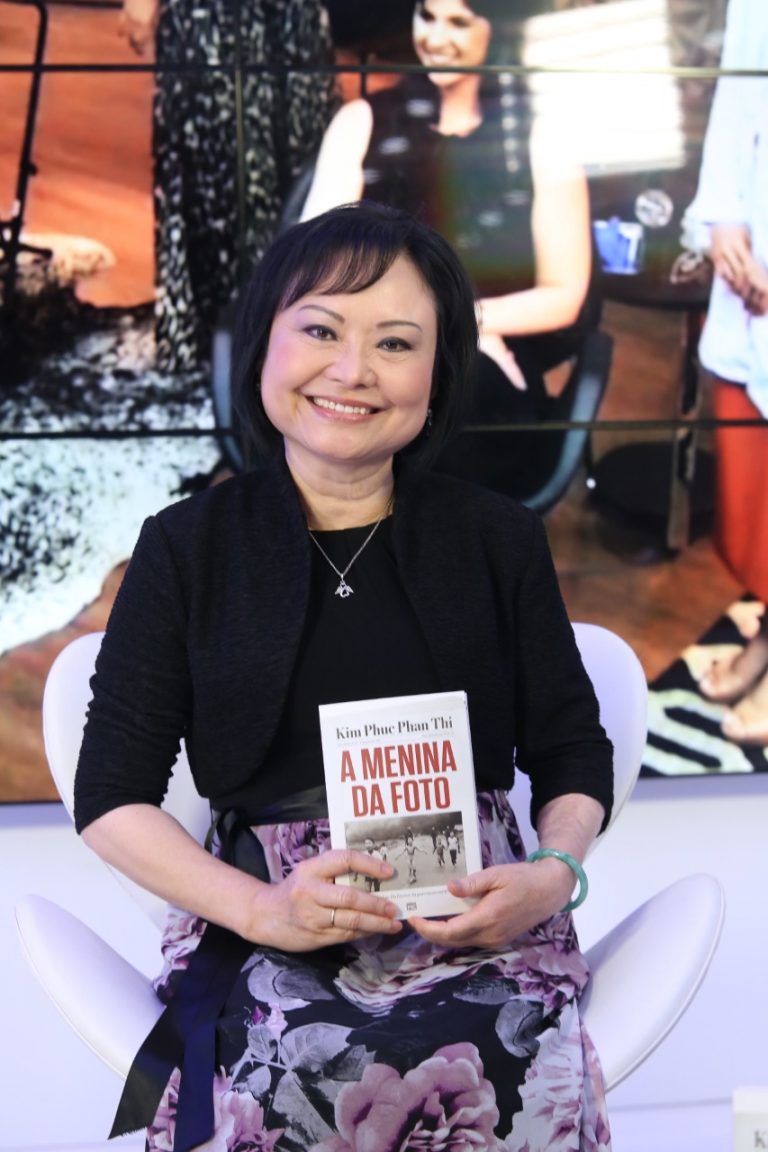 Kim Phúc lançou versão em português de seu livro